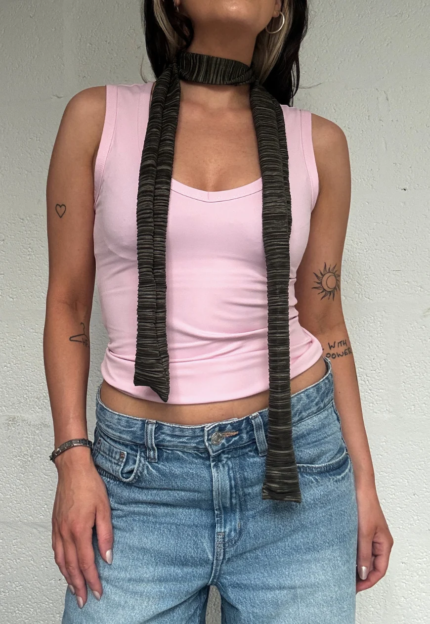 olive plissé skinny scarf - Image 4